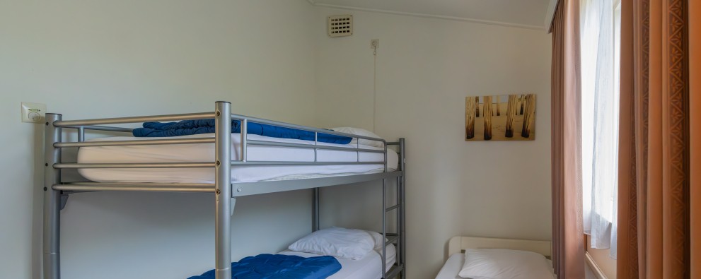 Oude strandhuis slaapkamer kinderen.jpg