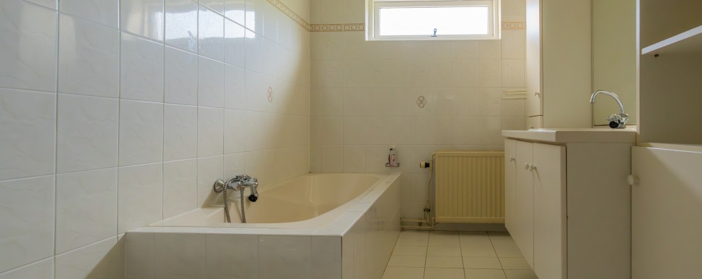 Oude strandhuis badkamer 1.jpg