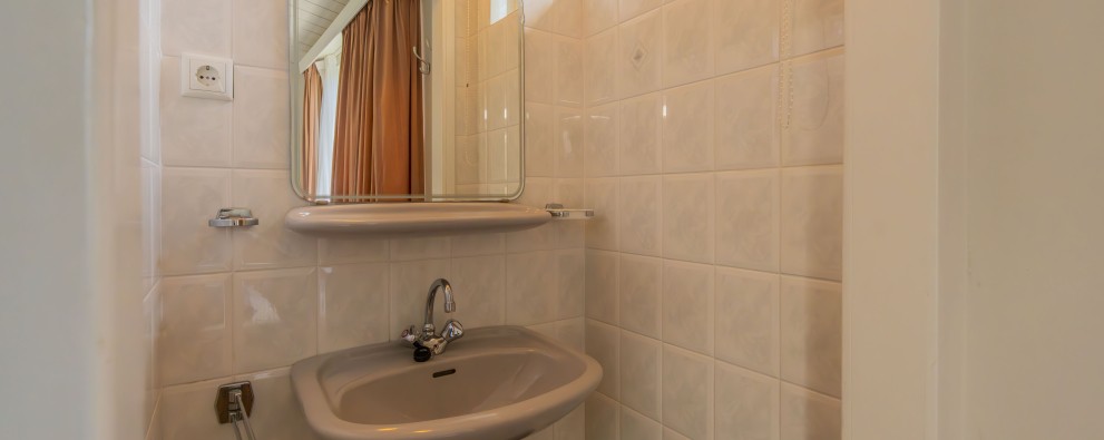 wastafel grote slaapkamer.jpg